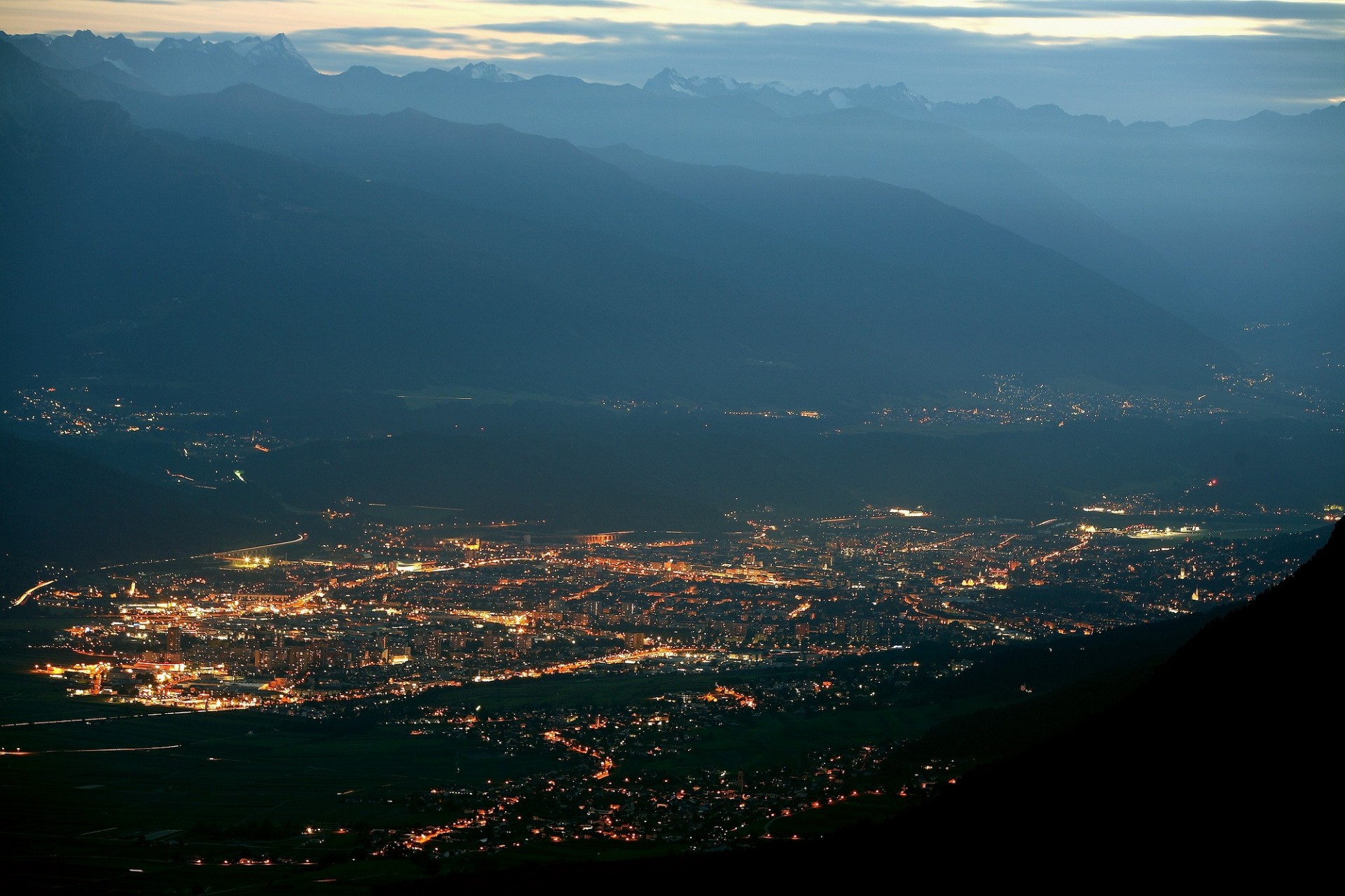 noche luces montañas