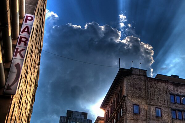 Ansicht der Sonnenstrahlen, die sich durch die Wolken bewegen