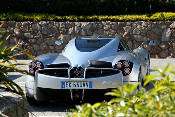 Voiture d argent sur la route. Herbe verte