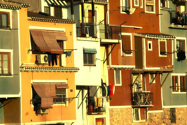 Mur avec des fenêtres de différentes maisons