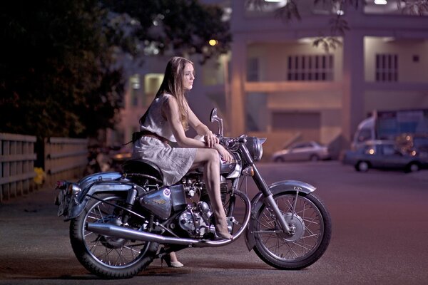 La chica de la moto está esperando a un chico