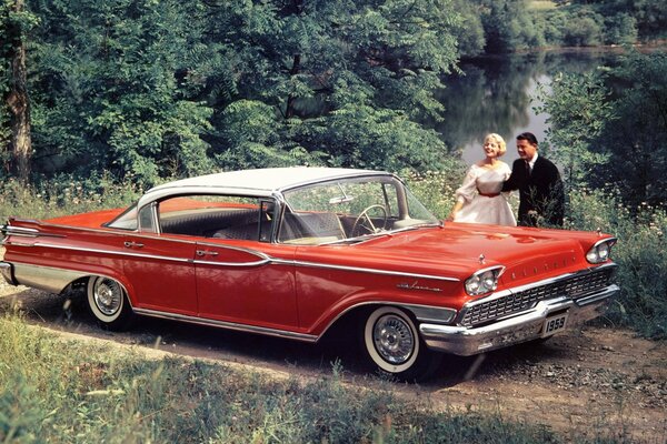 Eine Muse und eine Frau an einer roten Limousine aus dem Jahr 1959