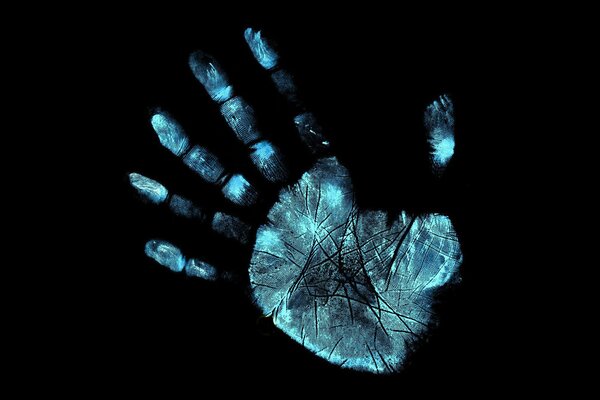 Leuchtende Hand mit Abdrücken im Neonlicht