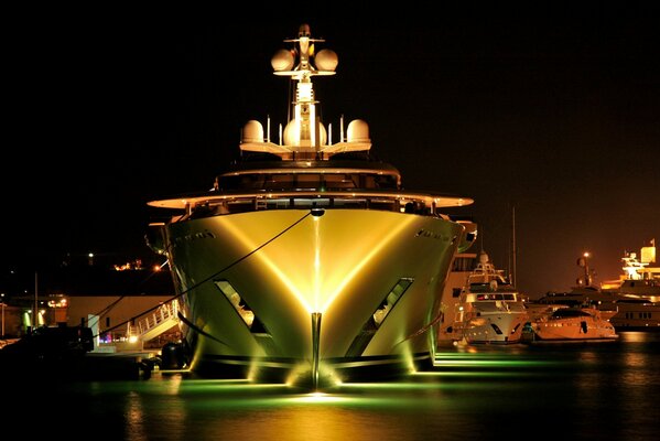 Image d un méga yacht sur fond de lumières de nuit