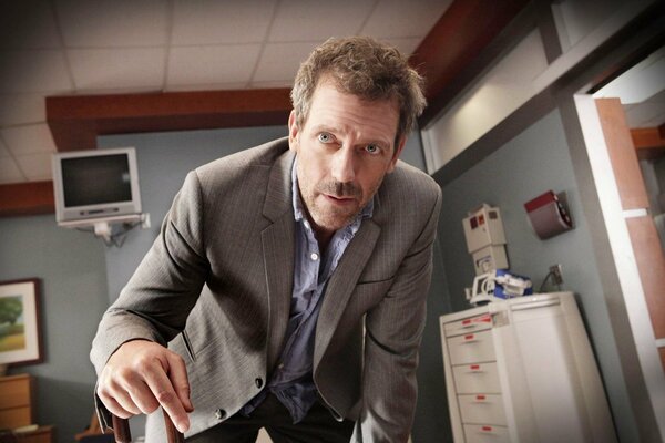 Películas en las pantallas de televisión de Dr. House. el maravilloso actor Gregory interpretó el papel de un médico en una clínica