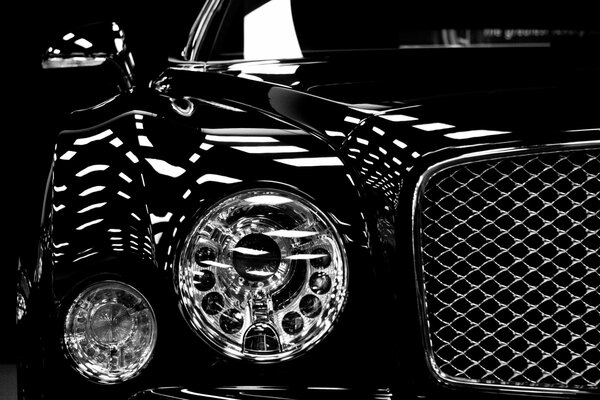 Błyszczący czarny samochód Bentleya
