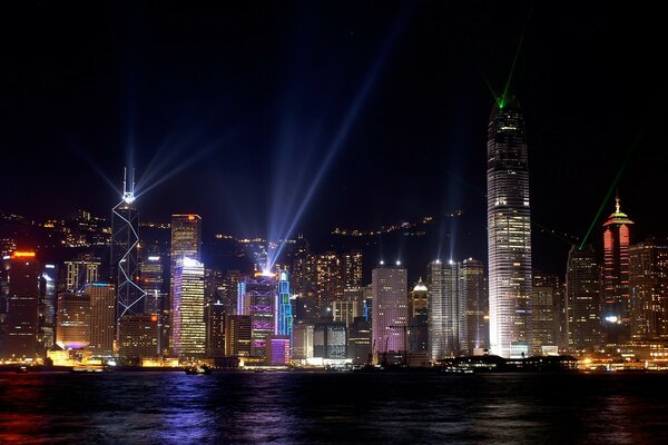 Die Wolkenkratzer der Stadt Hongkong am Abend