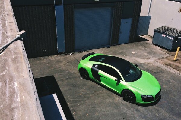 Зеленый спорткар ауди в гараже
