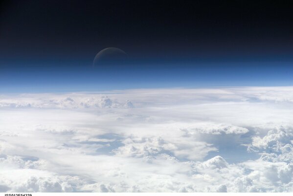 Vista desde el espacio a las nubes en la atmósfera de la Tierra