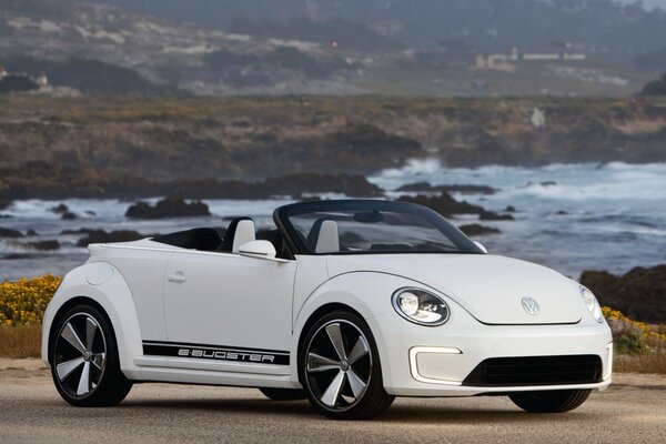 Volkswagen E - bugster convertibile in riva al mare