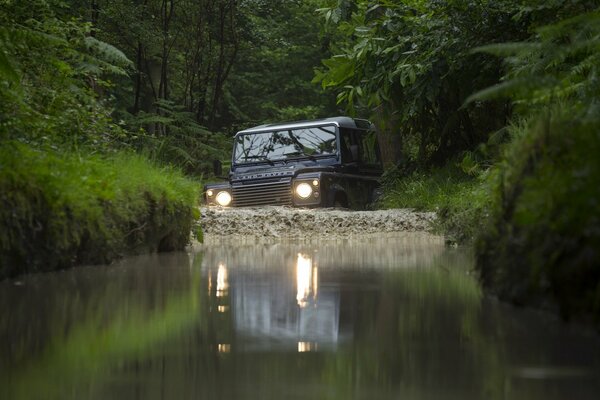 SUV land rover dans la nature