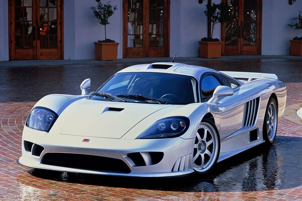 Красивый спортивный суперкар saleen s7