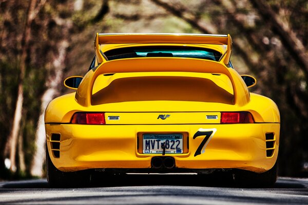 La voiture jaune attire immédiatement l attention