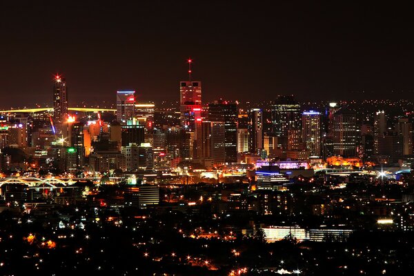 Lumières de la ville de nuit au milieu