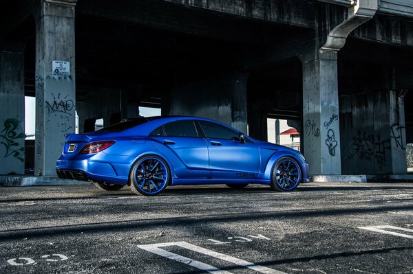 Mercedes benz cl550 bleu vue latérale