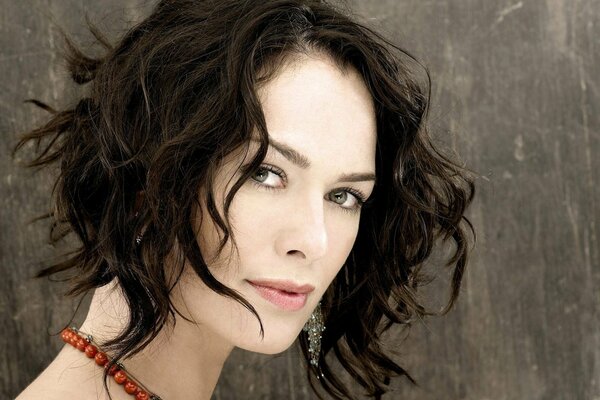 Lena Headey con el pelo despeinado Mira a la cámara