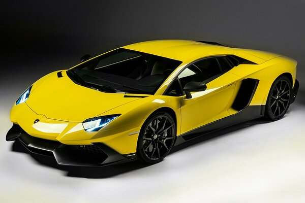 Voiture de course jaune Lamborghini