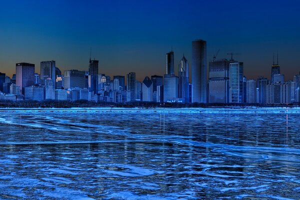 Panorama der Metropole blauer Winterhimmel