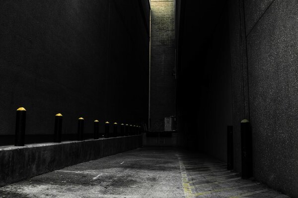 Pared gris en el callejón nocturno