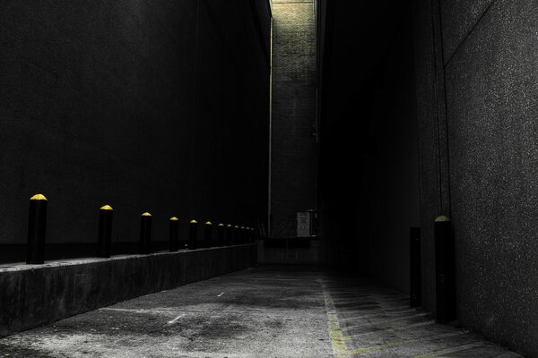 Mur gris dans la ruelle de nuit