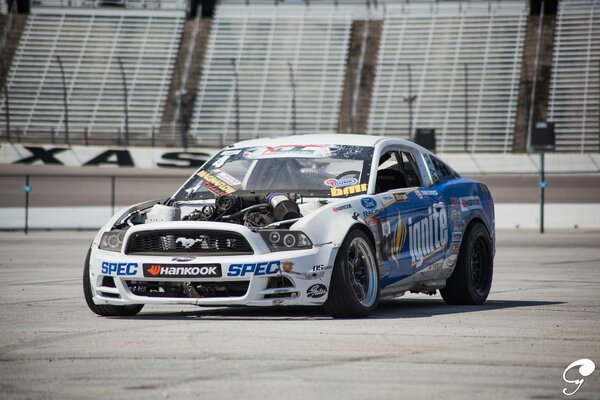 Ford Mustang in pista