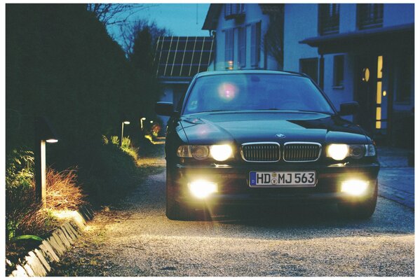 Boomer con los faros encendidos en la carretera