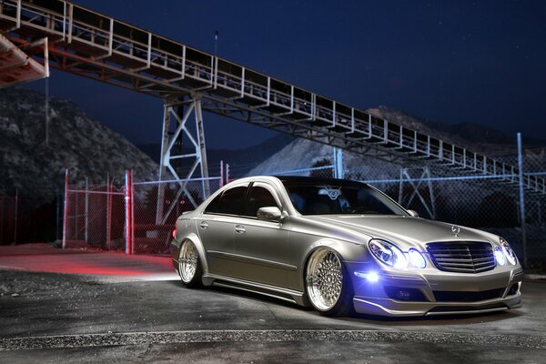 Tuning Mercedes se tient sous le pont