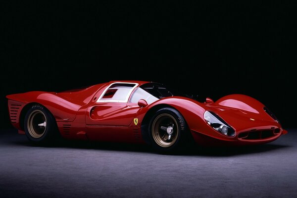 Voiture de sport rouge ferrari sur fond sombre