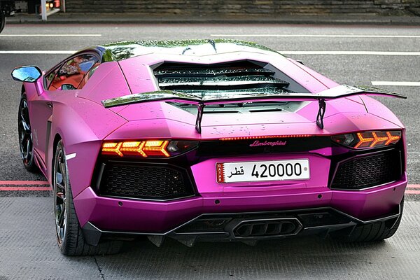 Jasny fioletowy Lamborghini Aventador ze skrzydłem