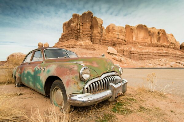 Opuszczone Retro Auto na pustyni