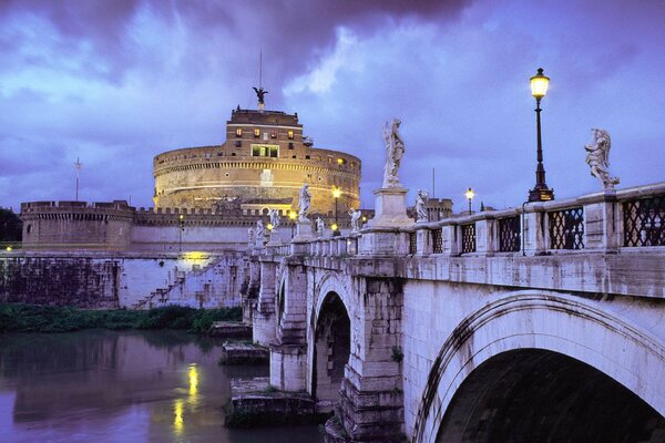 Italia vespertina en forma de puente y castillo