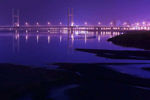 Nachtlichter der taiwanesischen Brücke