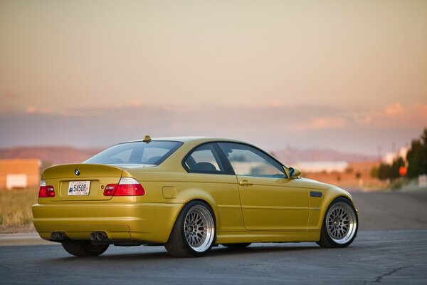 BMW e46 Golden mit Tuning im Freien, Abendhimmel