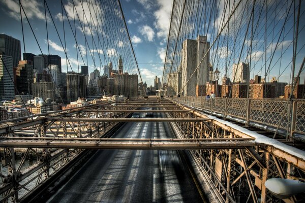 Volando a lo largo del puente colgante del automóvil