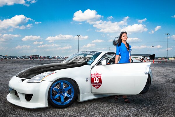 Screensaver with a girl with a stylish nissan 350z car