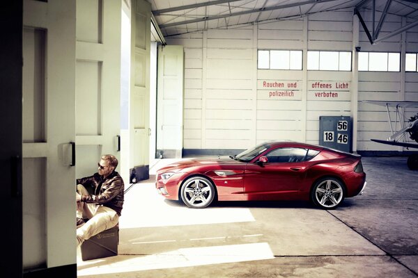 Großer Hangar für Autos in hellen Farben