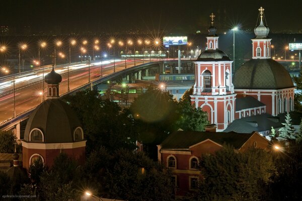 Вид на ночные дороги Москвы в свете фонарей