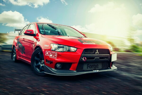 Coche Mitsubishi rojo en la carretera