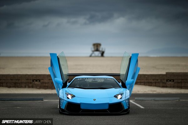 Belle voiture bleue avec portes ouvertes