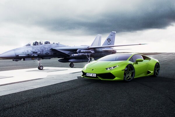 Grüner Lamborghini auf der Landebahn vor dem Hintergrund des Absturzes