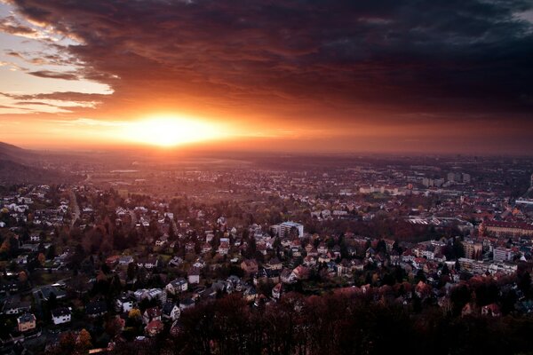 Coucher de soleil sur la ville. Allemagne