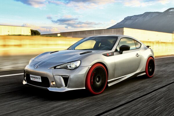 Samochód Toyota gt86 z prędkością