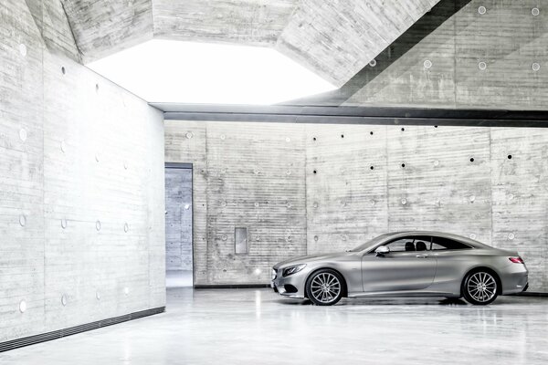 Vue latérale d une voiture Mercedes avec classe coupé