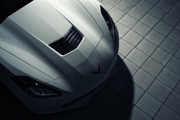 Vista frontal de un chevrolet Corvette C7 blanco