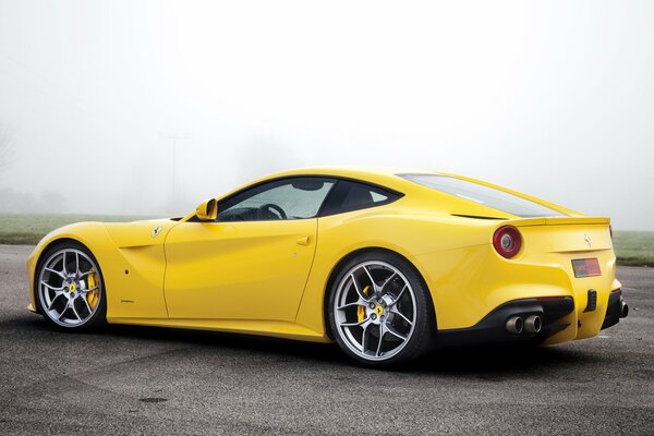 Ferrari novitec rosso f12berlinetta желтого цвета вид сбоку