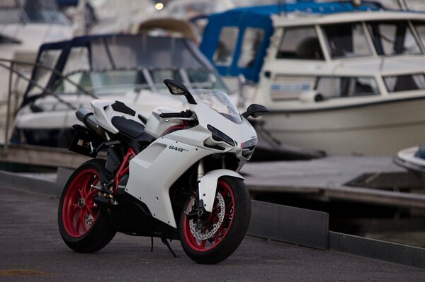 Moto blanche ducati 848 au quai