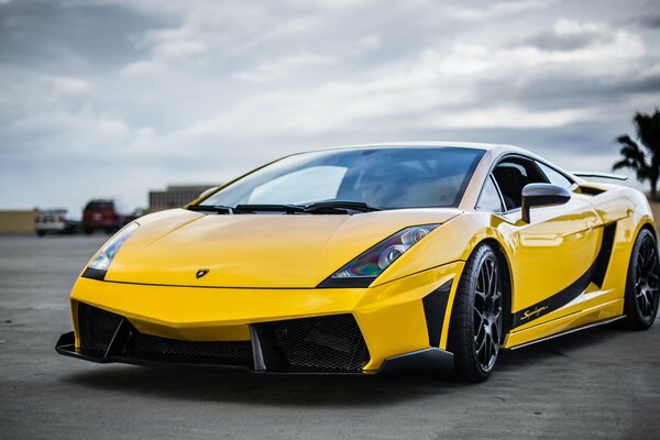 Supercar gialla Lamborgini Gallardo