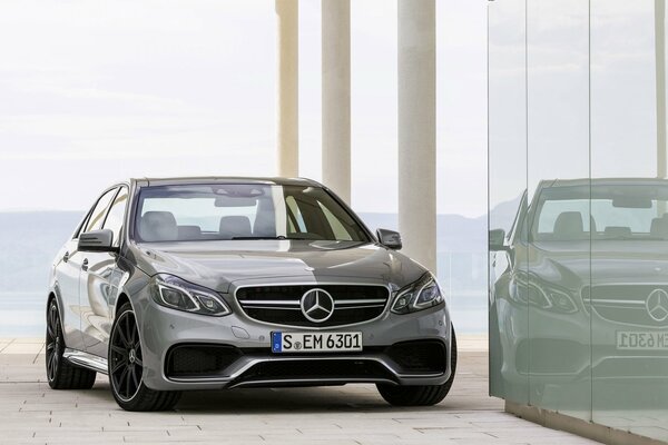 Reflet de la Mercedes-Benz e 63 dans le bâtiment