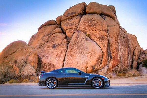 Nissan gtr R35 noir vue latérale