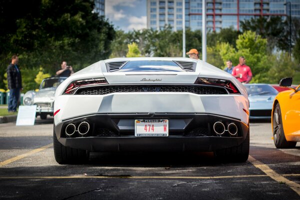 Supercar in piedi su una pista pronta a decollare